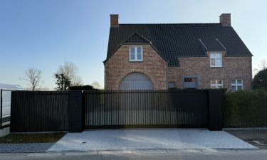 Aluminium schuifpoort aan oprit — Linter